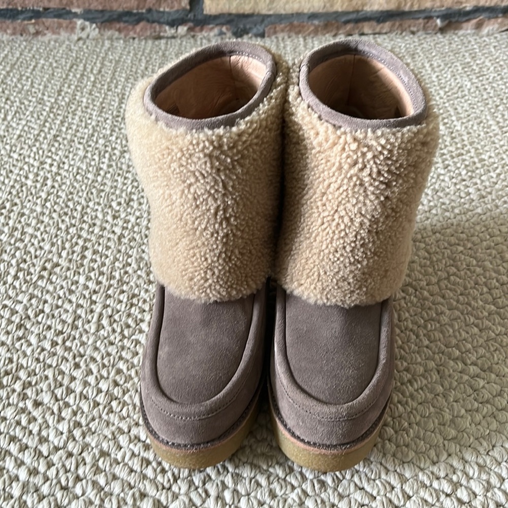 Womens Ugg Boots, Size 10